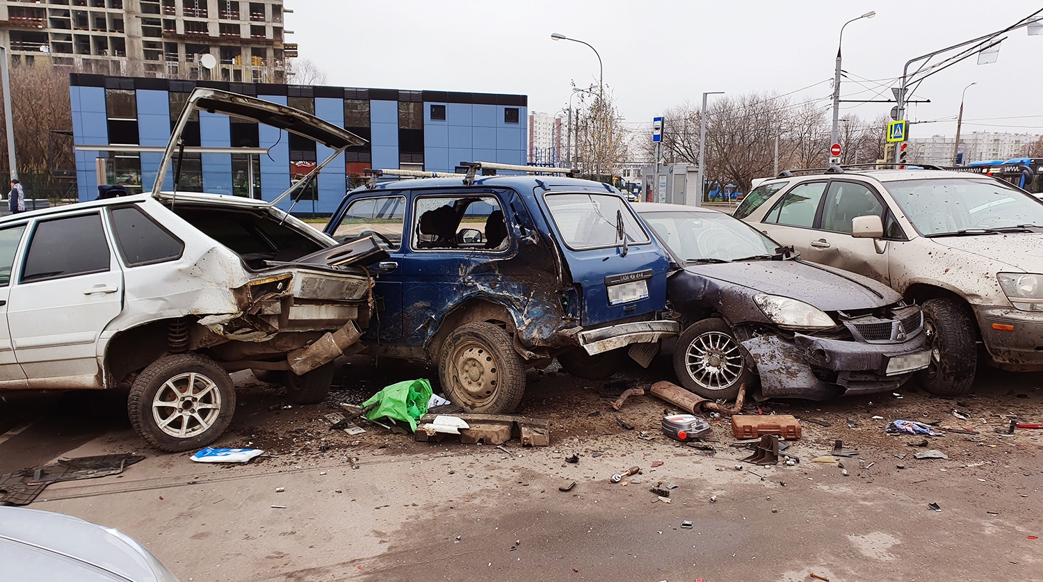 В Москве окровавленный водитель протаранил несколько машин и скрылся