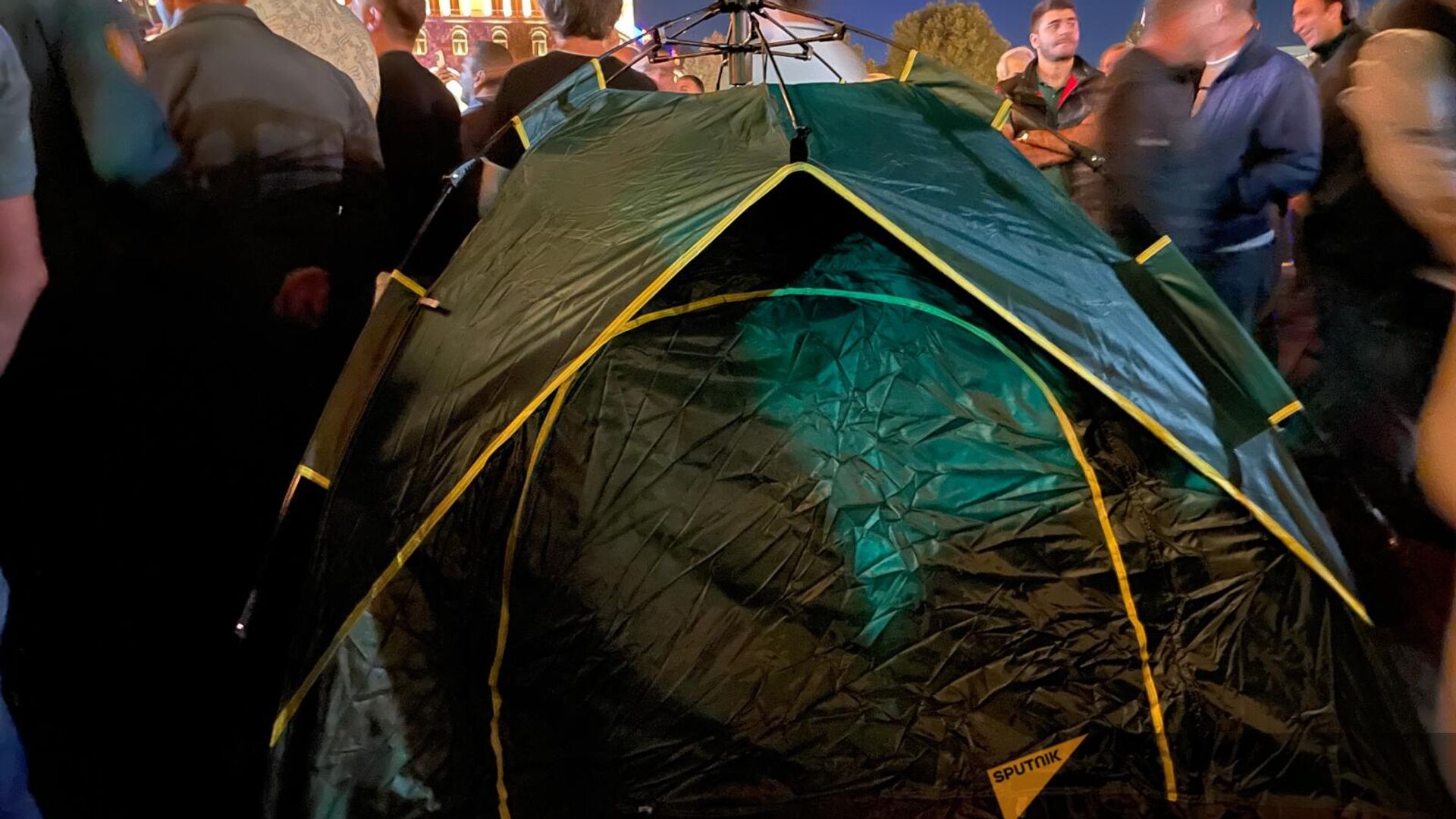 В Ереване протестующие установили палатки на площади Республики