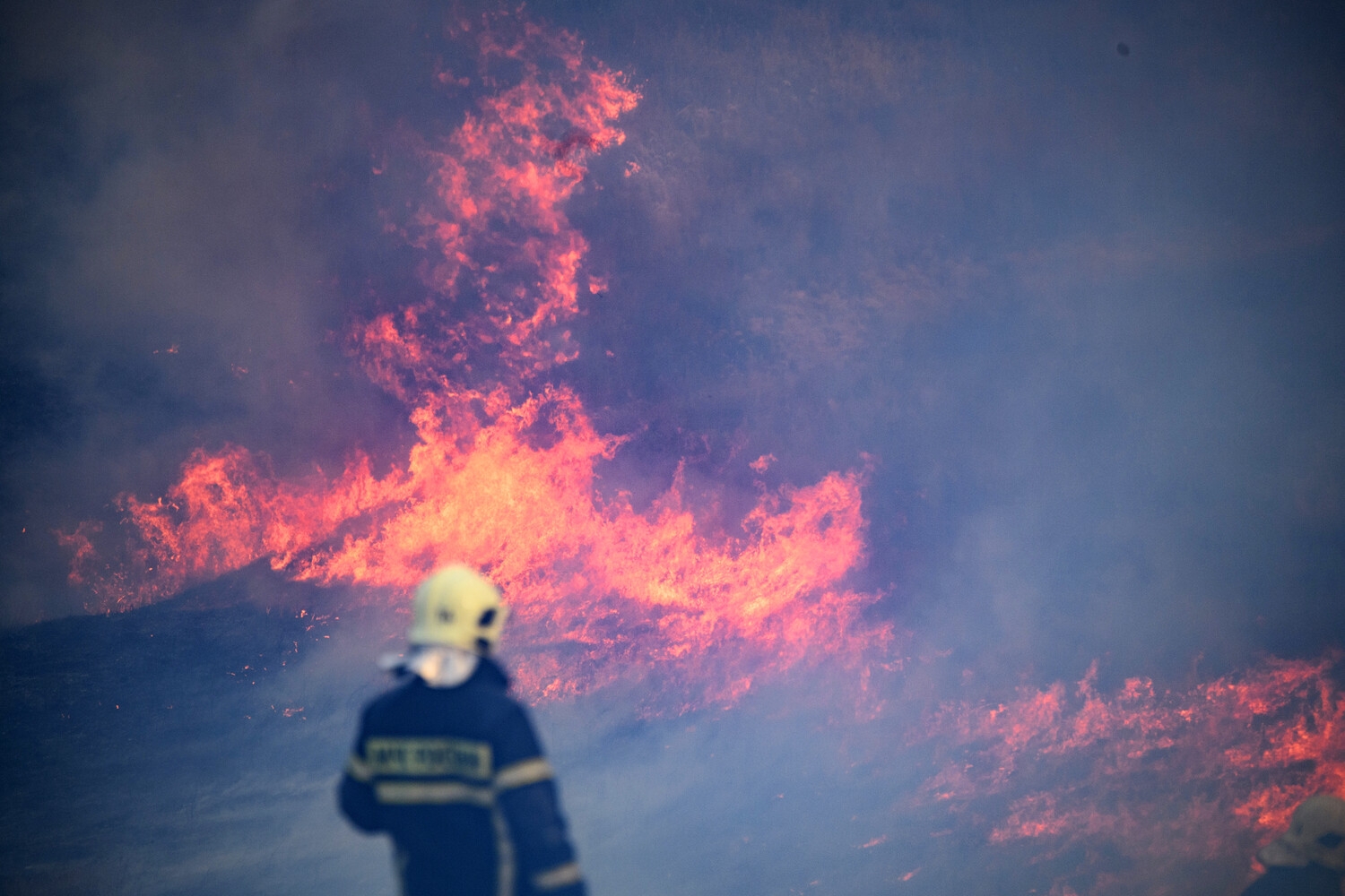 В Оренбурге загорелись цистерны с нефтепродуктами