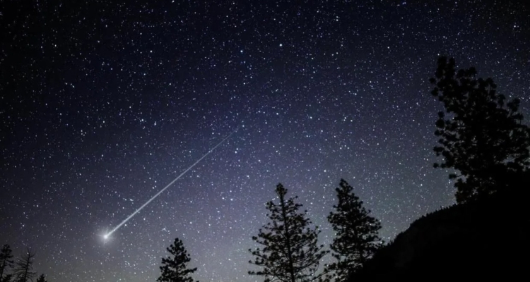 Завтра можно увидеть комету, которая пролетает около Земли раз в 437 лет 