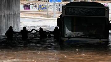 Пострадавшие от наводнения жители Греции остаются без питьевой воды
