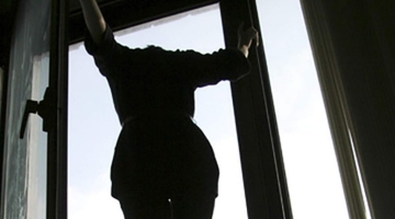 В Свердловской области девушка выпрыгнула с балкона, спасаясь от душителя