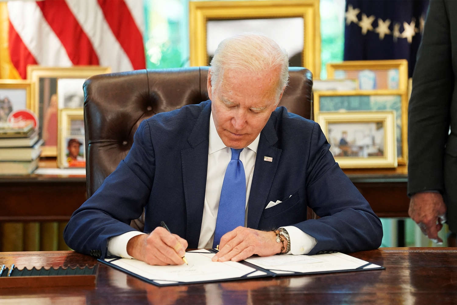 Байден подписал закон о помощи Украине и другим союзникам США