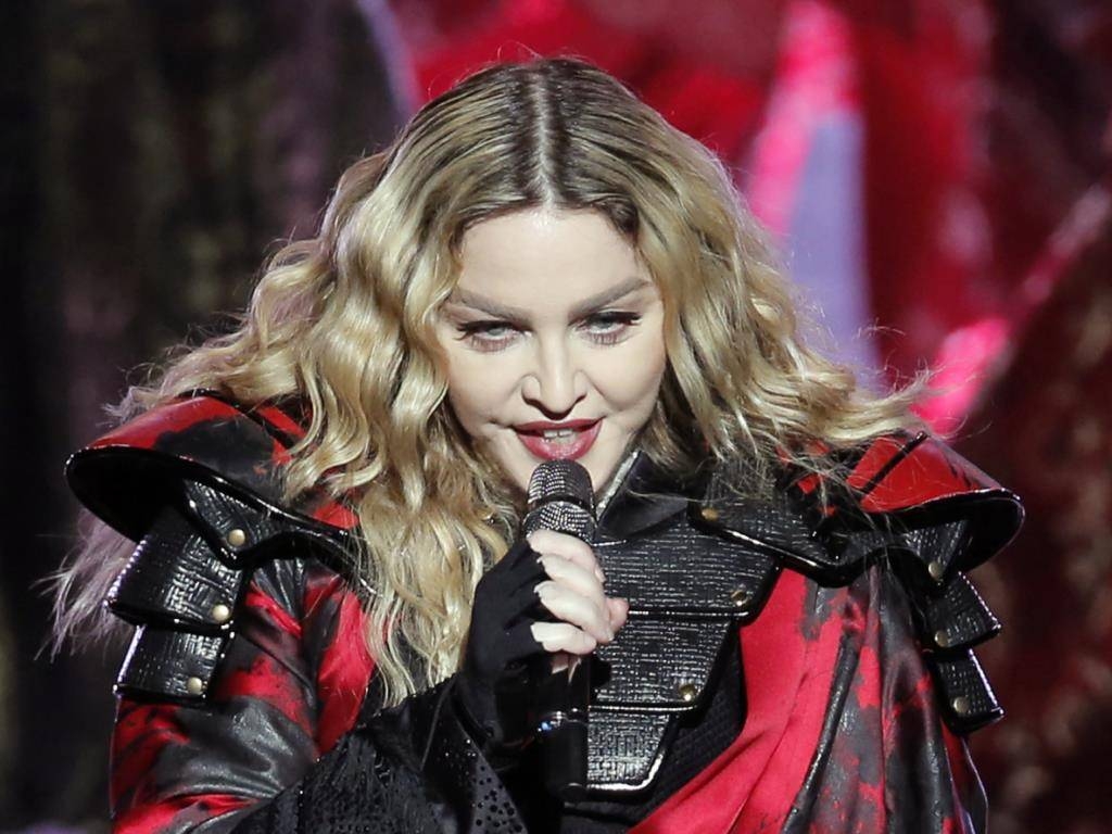 Мадонна завернулась в украинский флаг на концерте