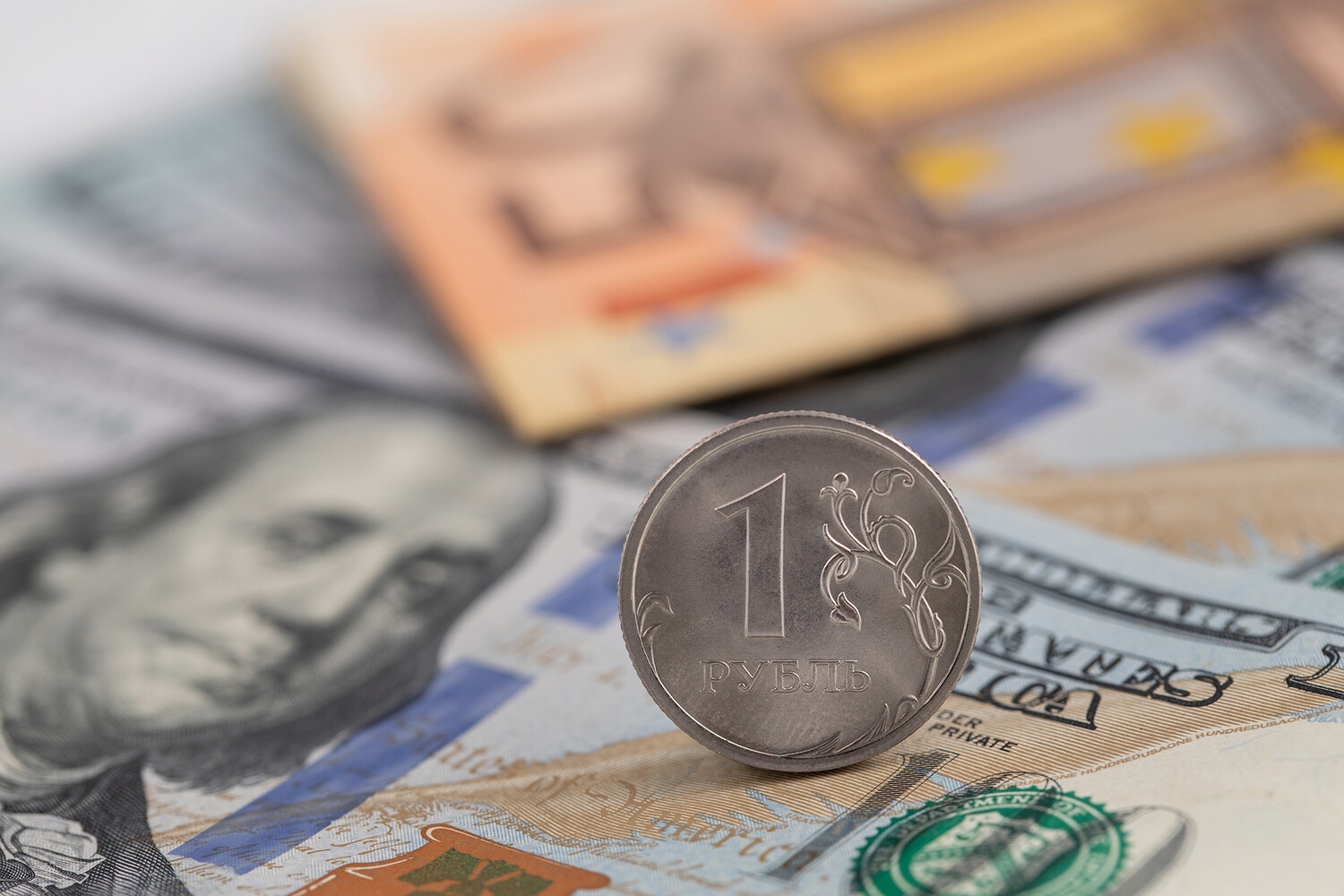 Курс рубля повысился против доллара и юаня