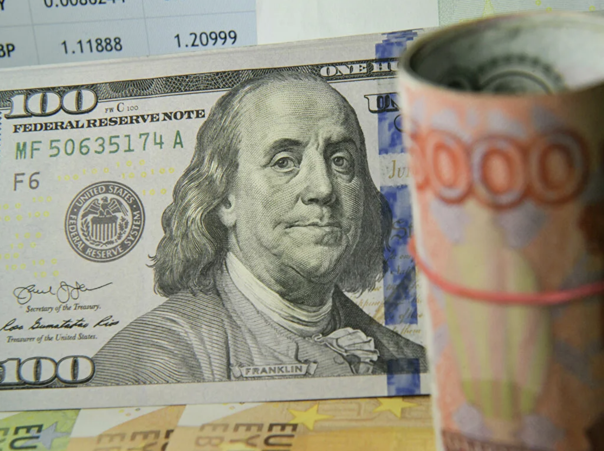 Курс рубля укрепился к доллару