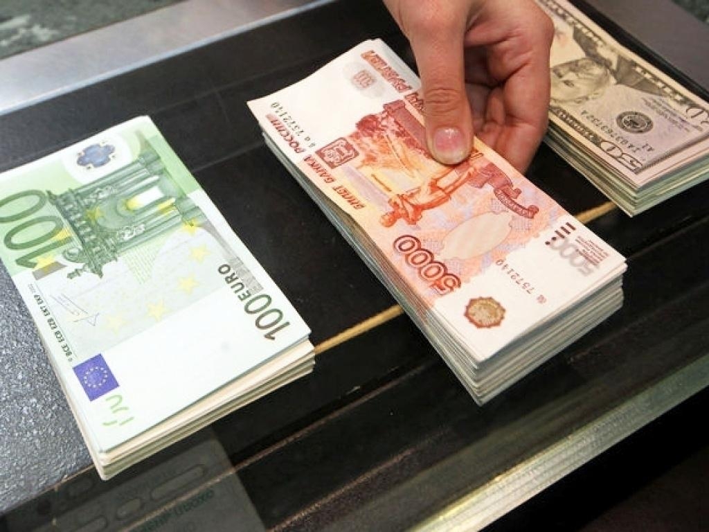 Доллар ниже 95 рублей впервые с начала сентября