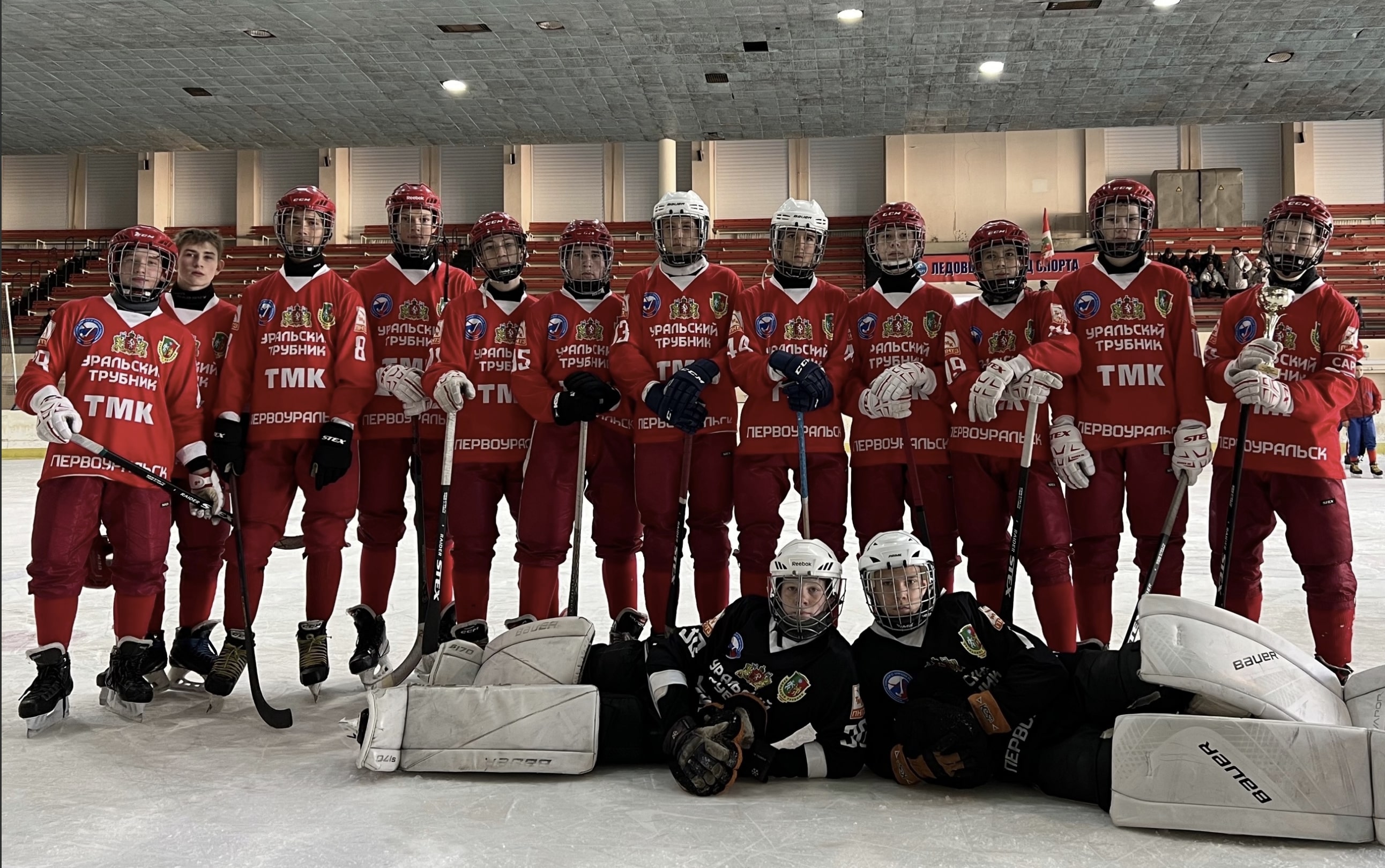 В Ледовом дворце спорта прошли областные соревнования по мини-хоккею с мячом