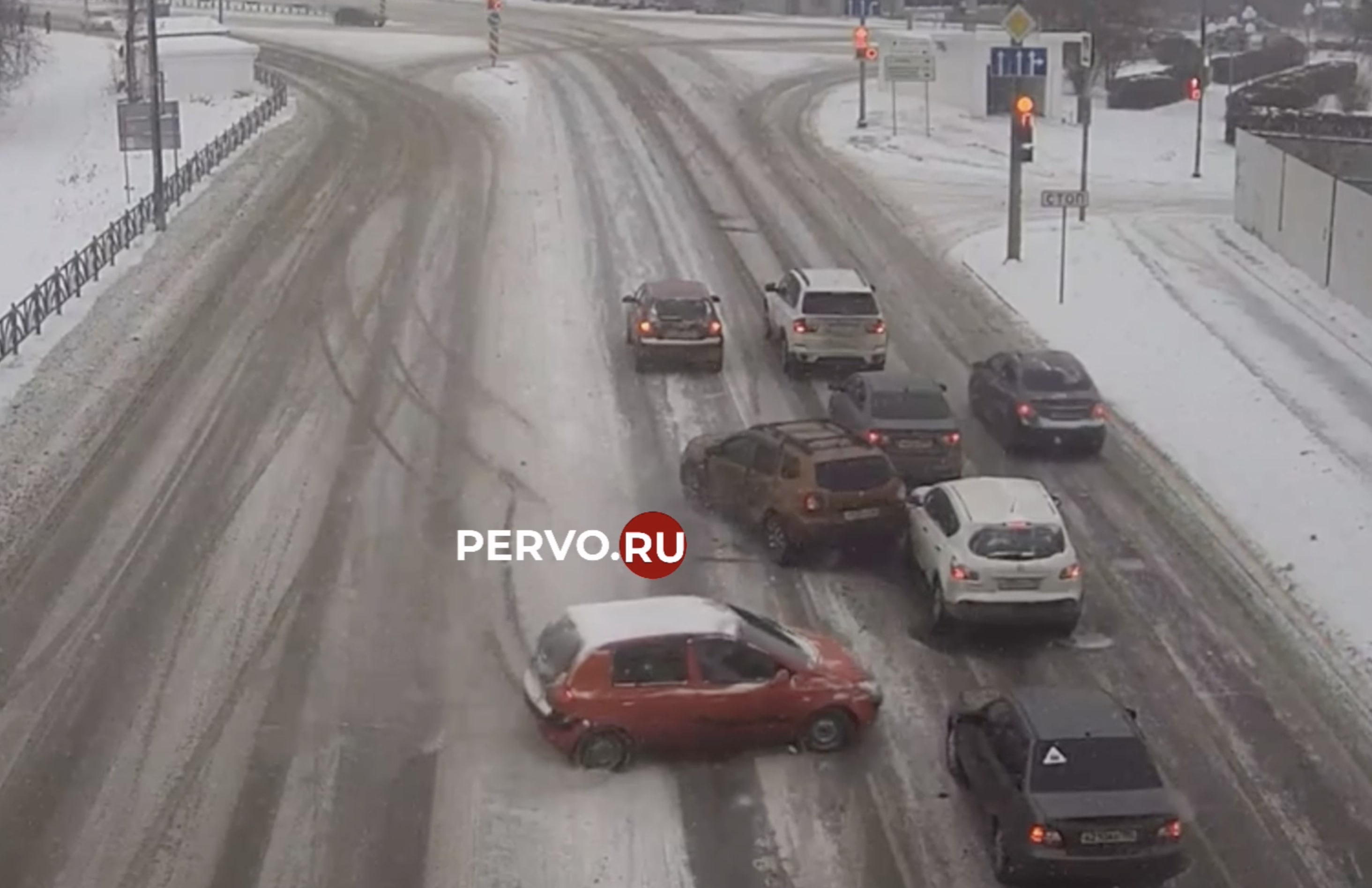 В Первоуральске на перекрёстке произошла массовая авария. Видео