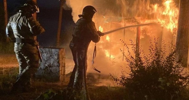 Пожар в на улице Попова уничтожил баню