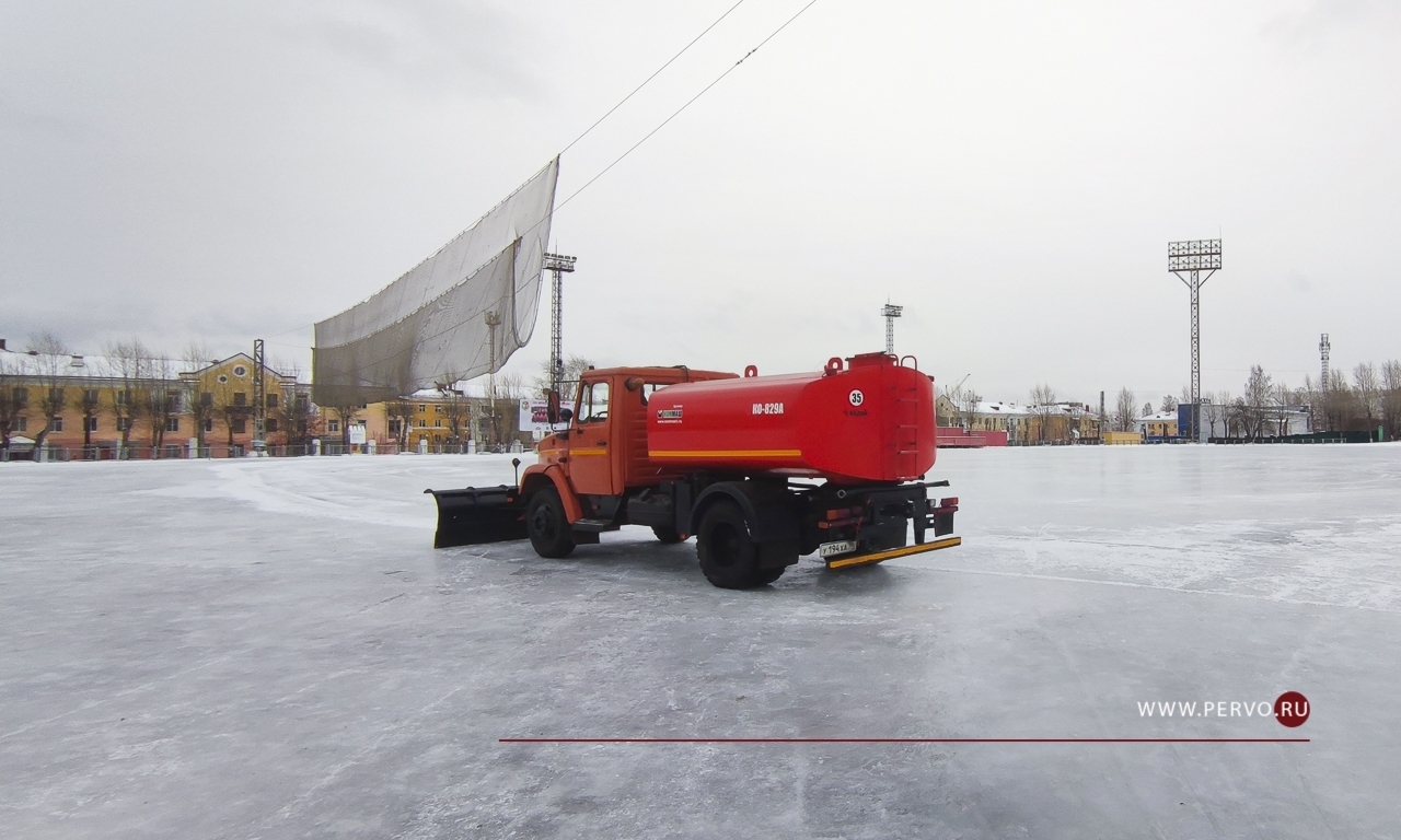 На стадионе «Уральский трубник» завершаются работы по заливке льда