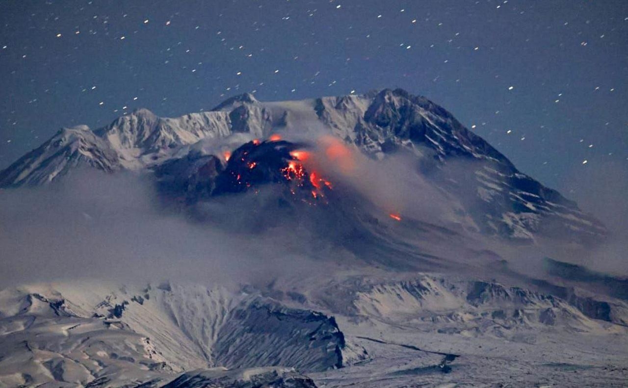 Вулкан на Камчатке выбросил пепел на высоту 10 км