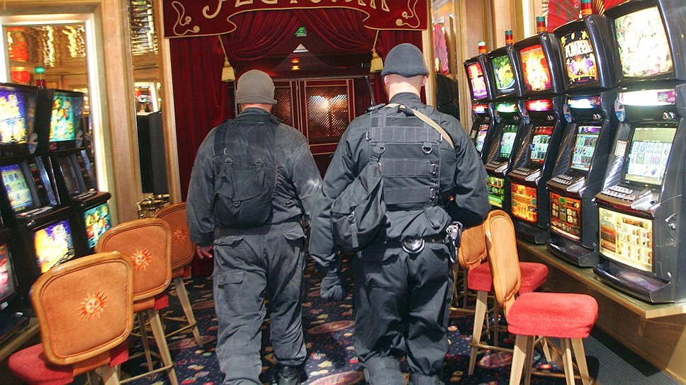 Медведев показал Чайке, где искать подпольные казино: все адреса есть в Сети