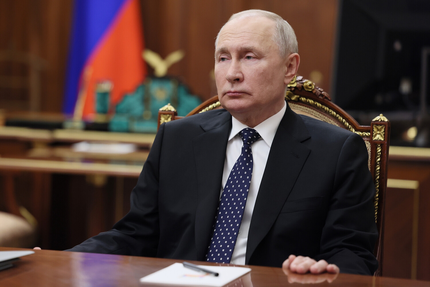 Путин собирается вручить госнаграды представителям избиркомов
