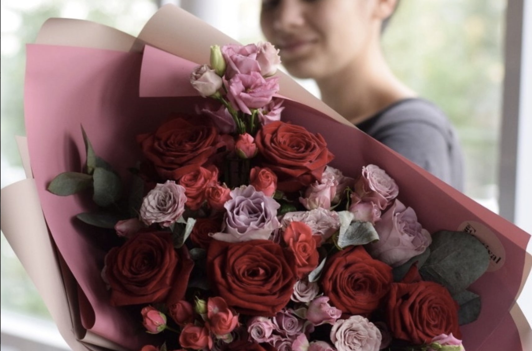 Услуга доставки цветов в Казани: преимущества и особенности