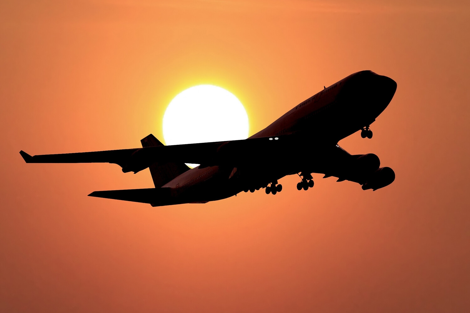 Самолет Sunexpress вылетел из Парижа без пилота и 30 пассажиров