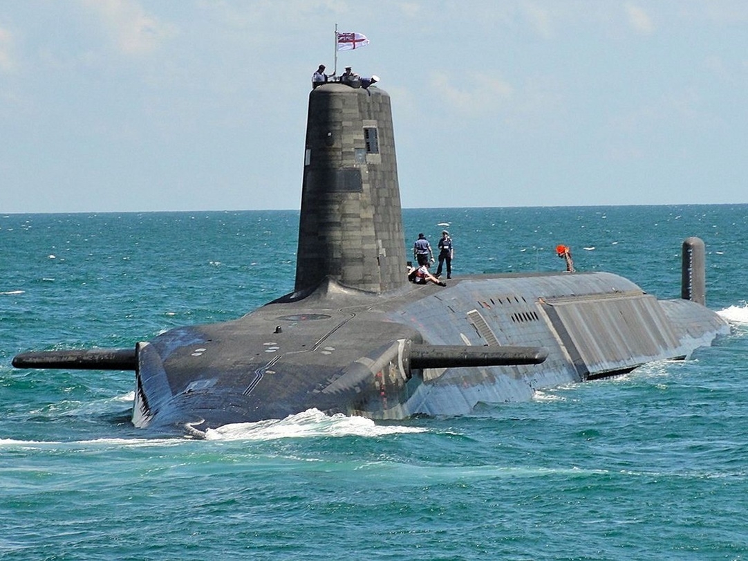 Британская атомная подлодка с экипажем едва не утонула в Атлантическом океане
