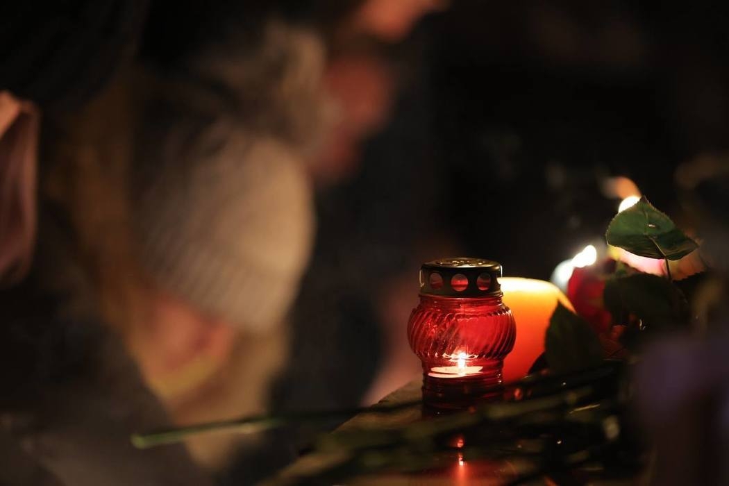 На набережной зажгли свечу в память о погибших в ДТП