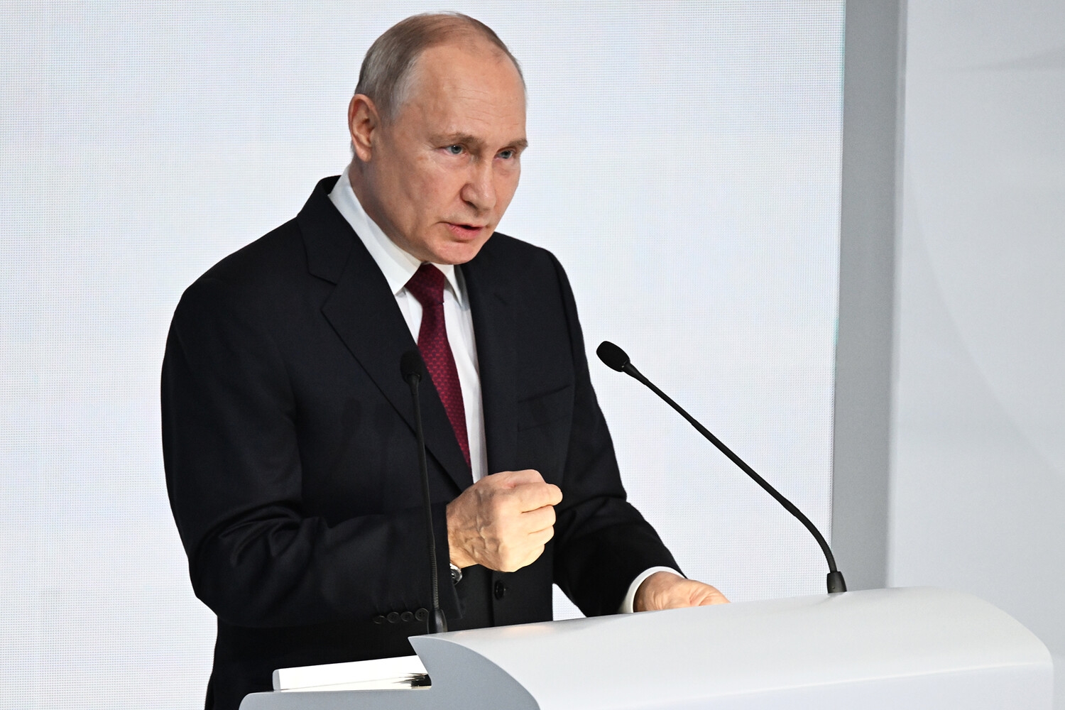 Путин назвал поддержку материнства и детства приоритетом для России
