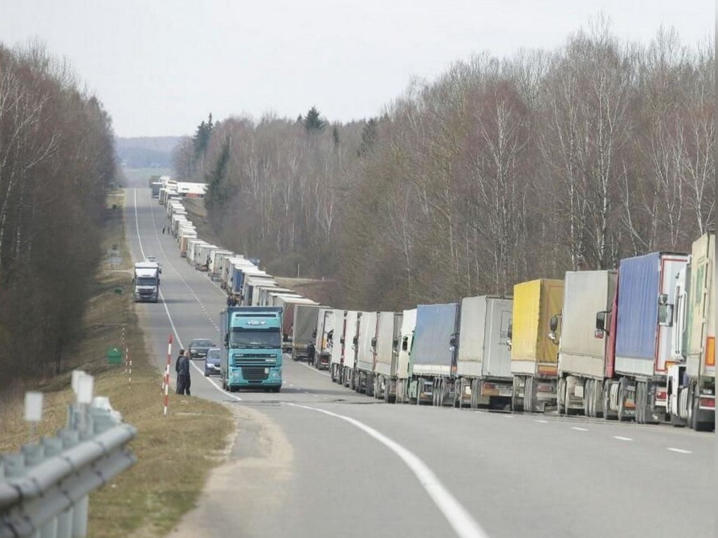 Зеленский заявил о сложностях на границе с Польшей из-за грузоперевозчиков
