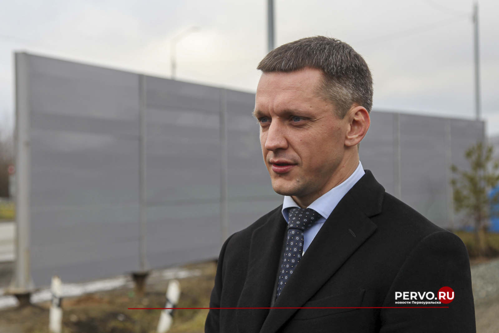 На улице Талица продолжают установку шумозащитных экранов