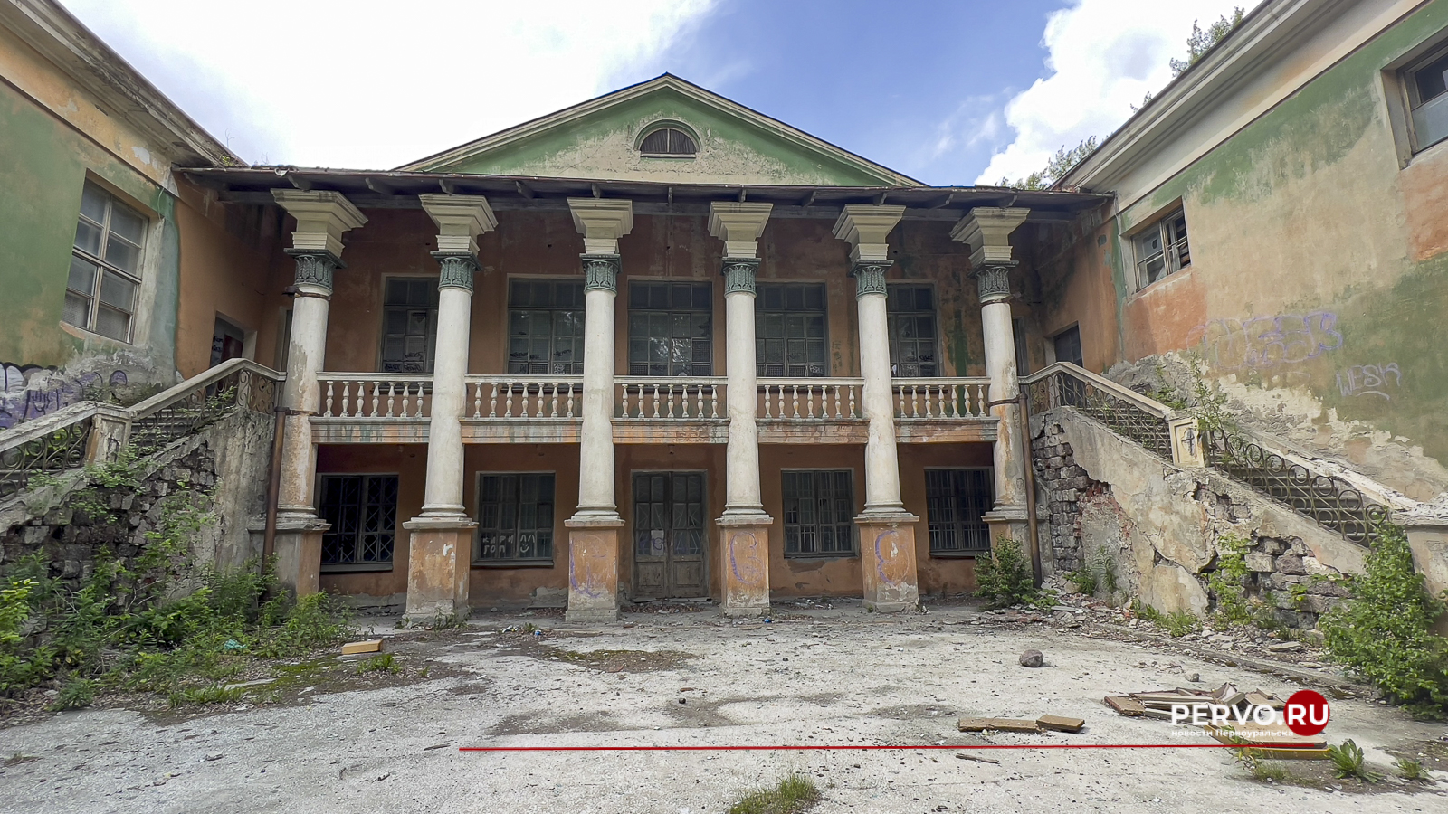 Сегодня прошли общественные слушания по обеспечения безопасности дома культуры «Горняк» в Первоуральске