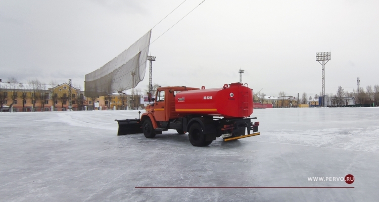 На стадионе «Уральский трубник» завершаются работы по заливке льда