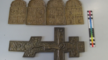 Жительница Кургана пыталась вывезти из России в Дубай старинную икону и крест