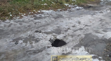 В Новосибирске семилетняя девочка упала в открытый канализационный люк
