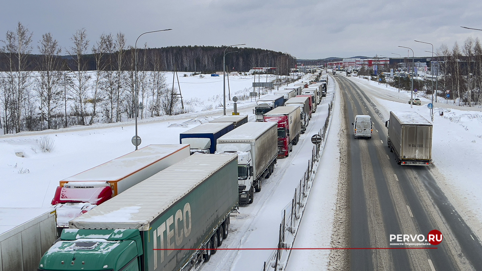 Сотни фур скопилось на федеральной трассе Пермь-Екатеринбург. Видео