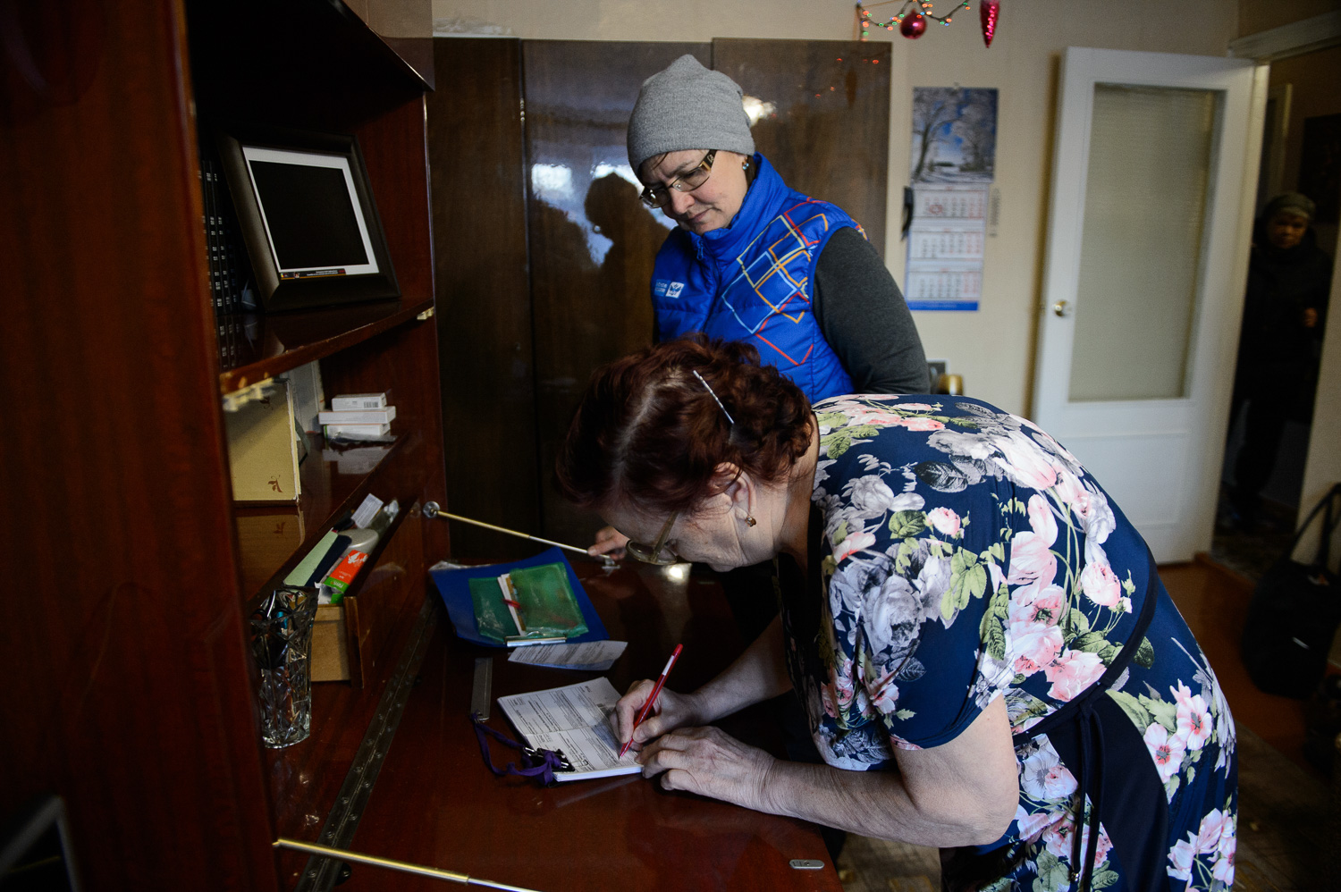 выдача пенсий почтальонами. пенсионеры на почте. выдача пенсий почтальонами. пенсионеры в сельской местности. пенсионер и почтальон.