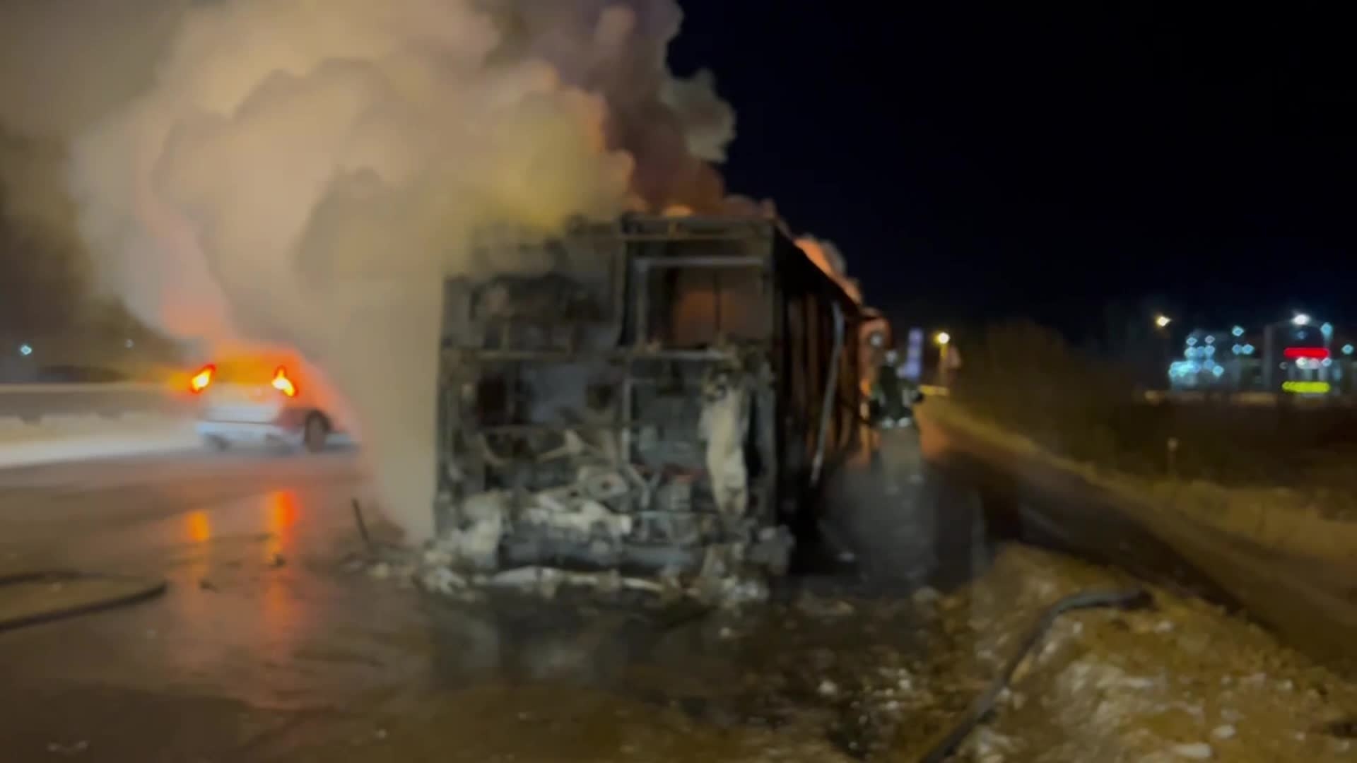В Тюмени на дороге загорелся пассажирский автобус