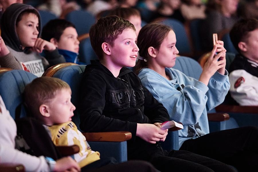 «Снежность»: юным первоуральцам показали 5 спектаклей