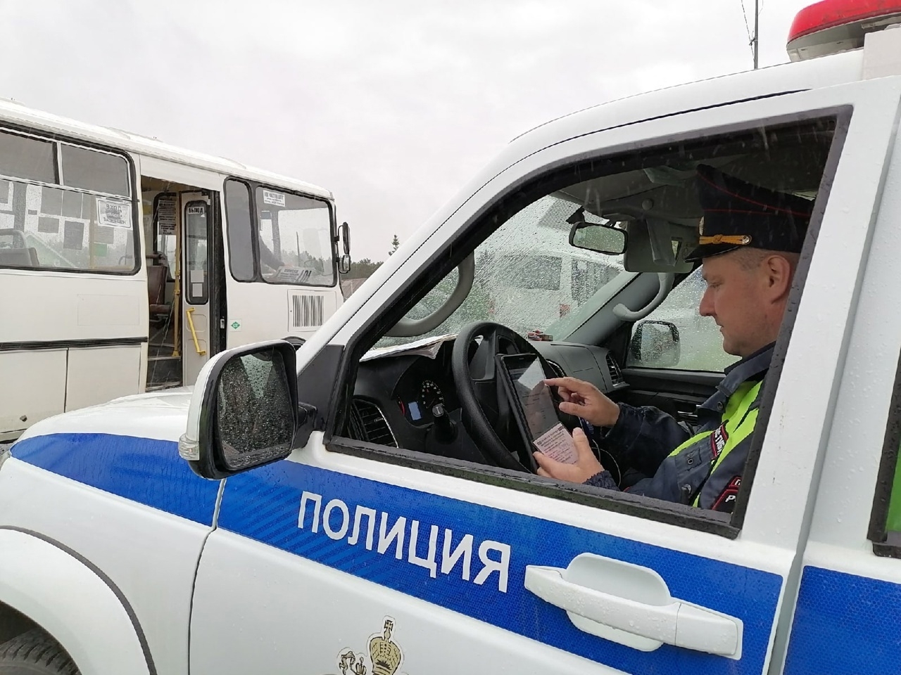 Сотрудники ГИБДД проводят рейды по контролю за перевозкой пассажирского