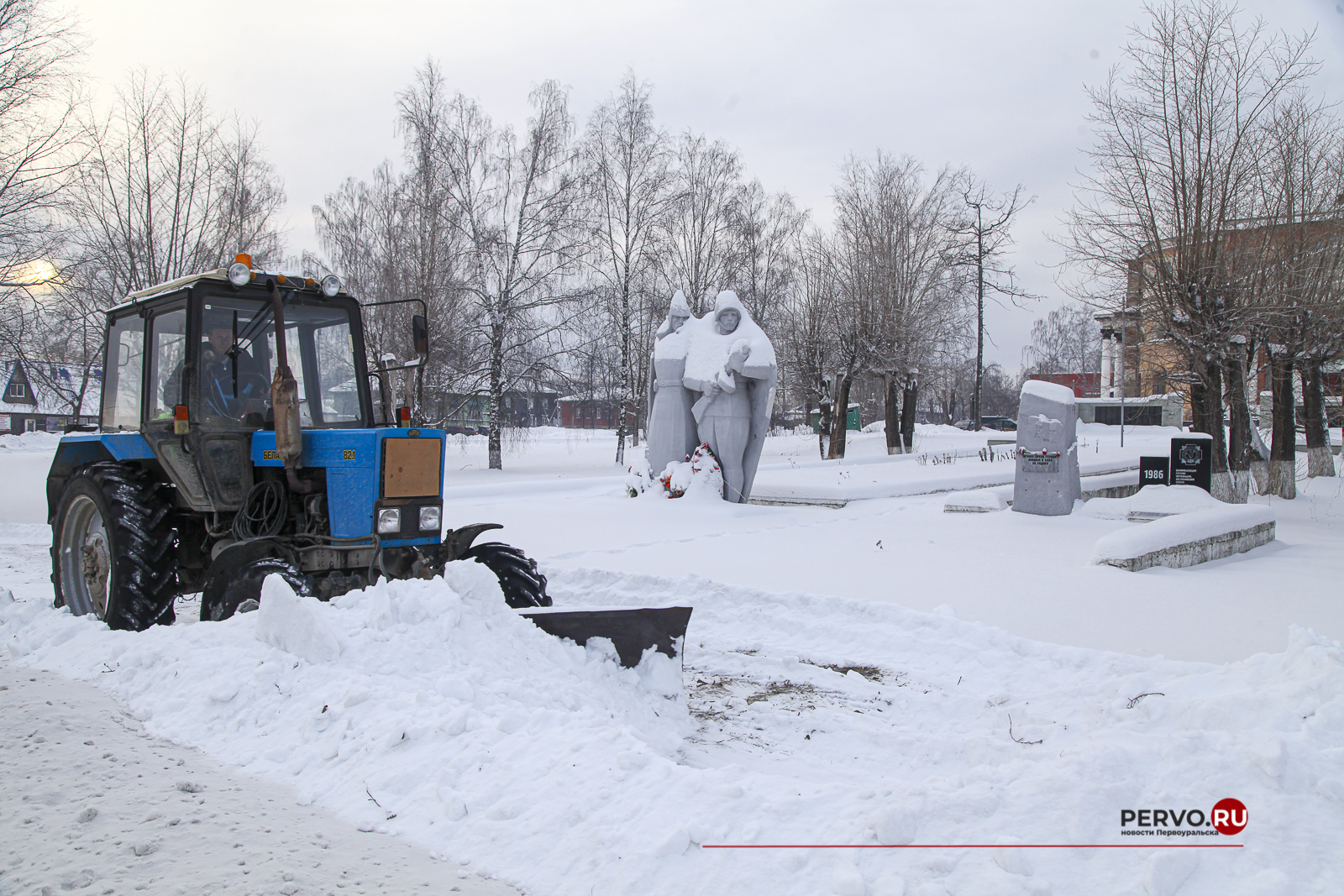Школьники Первоуральска расчистили от снега мемориальный комплекс в Билимбае