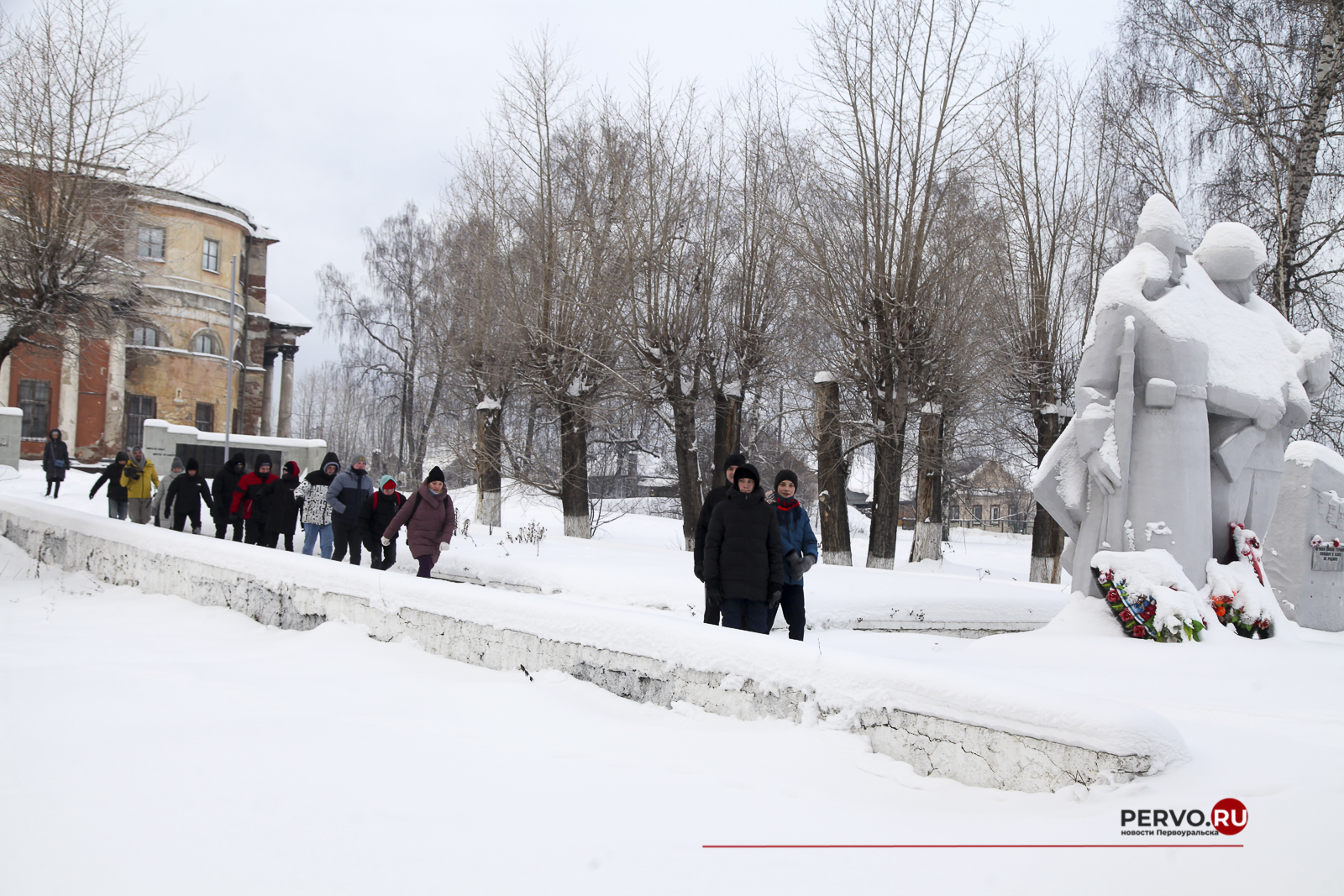 Школьники Первоуральска расчистили от снега мемориальный комплекс в Билимбае