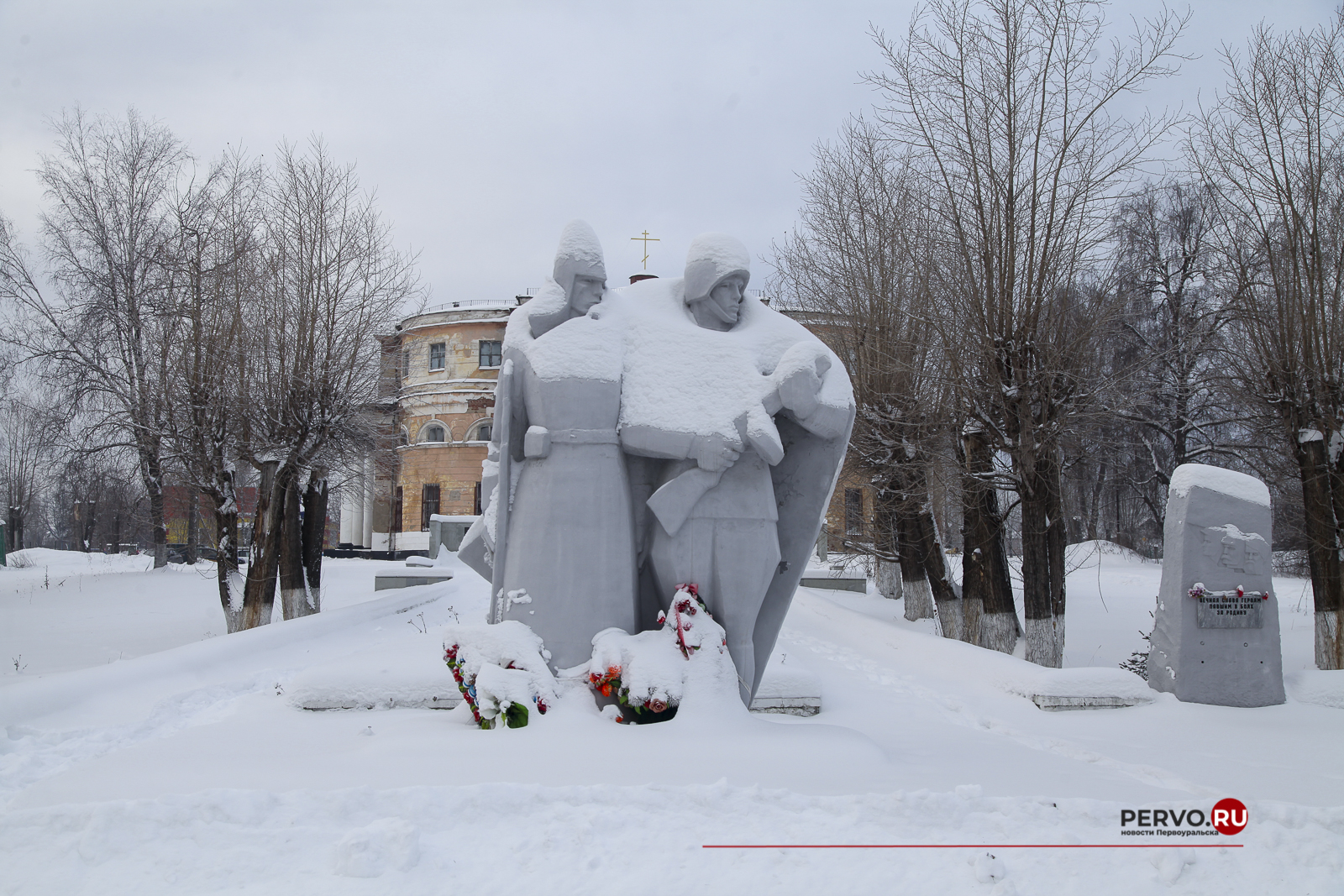 Школьники Первоуральска расчистили от снега мемориальный комплекс в Билимбае