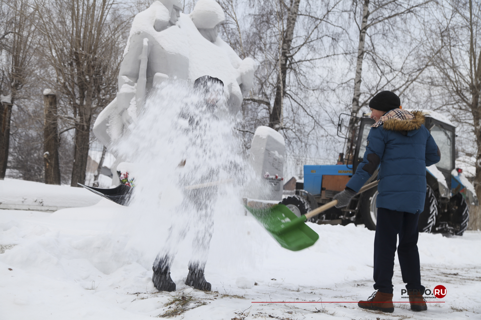 Школьники Первоуральска расчистили от снега мемориальный комплекс в Билимбае