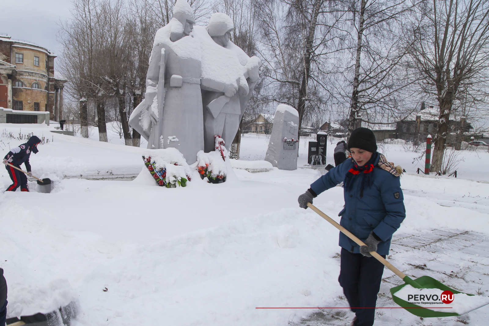 Школьники Первоуральска расчистили от снега мемориальный комплекс в Билимбае