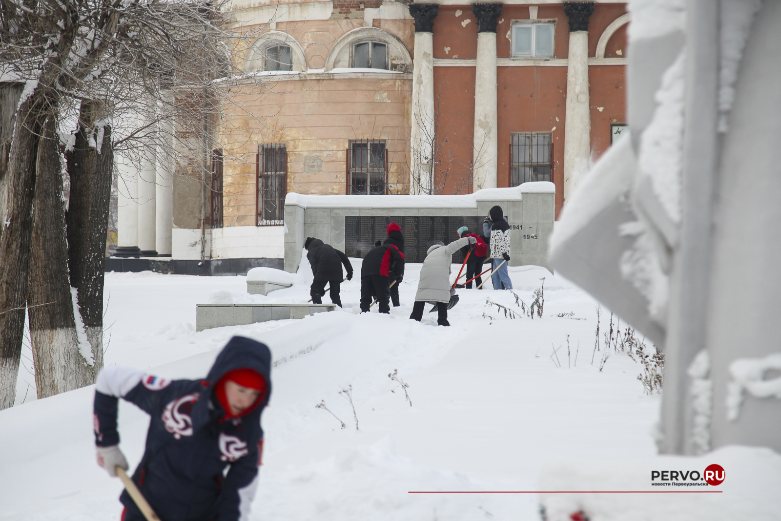 Школьники Первоуральска расчистили от снега мемориальный комплекс в Билимбае