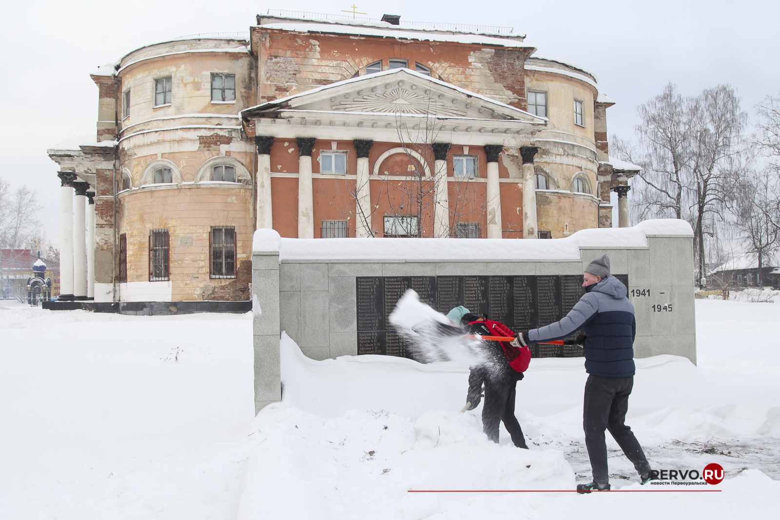 Школьники Первоуральска расчистили от снега мемориальный комплекс в Билимбае
