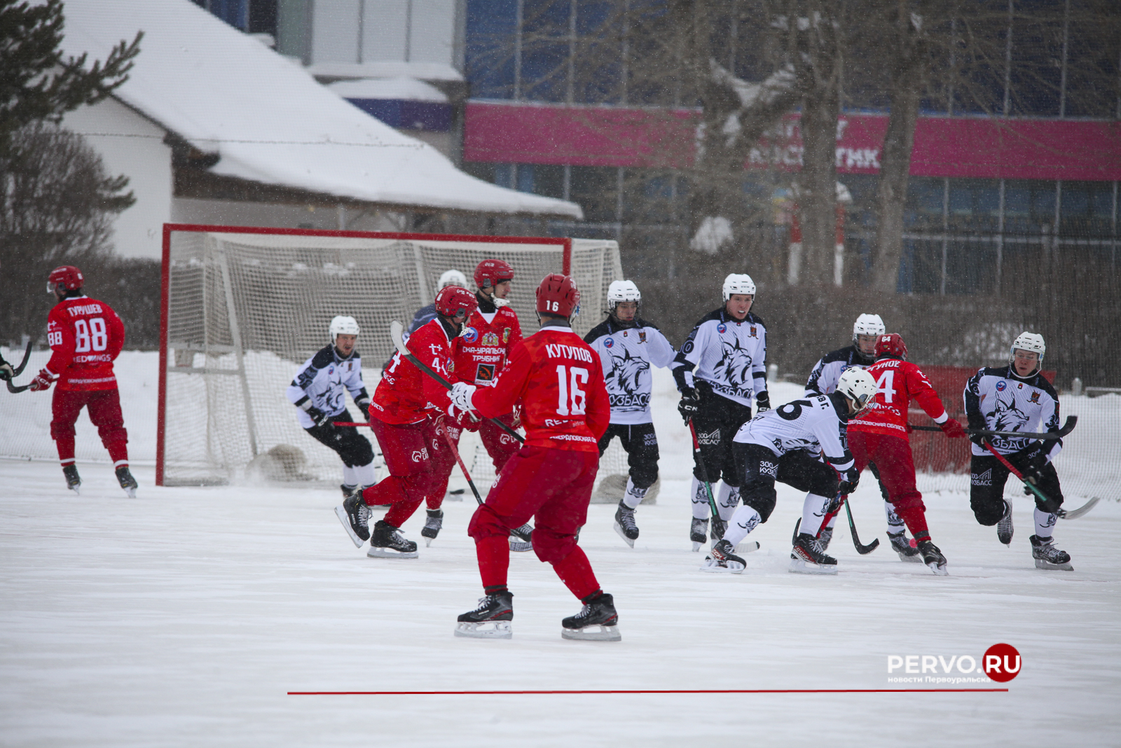 СКА-Уральский Трубник в Первоуральске проиграл Кузбассу со счётом 3:7 class