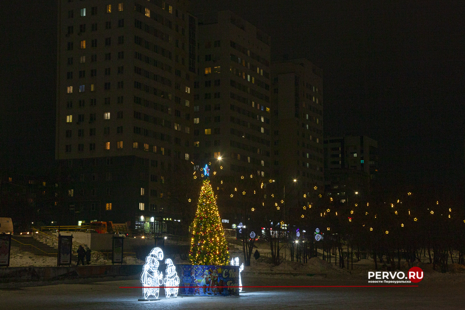 Улицы и общественные территории Первоуральска продолжают украшать к новогодним праздникам
