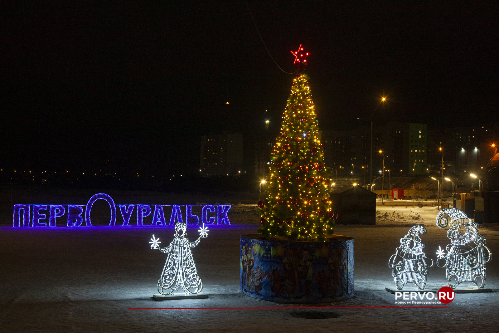 Улицы и общественные территории Первоуральска продолжают украшать к новогодним праздникам