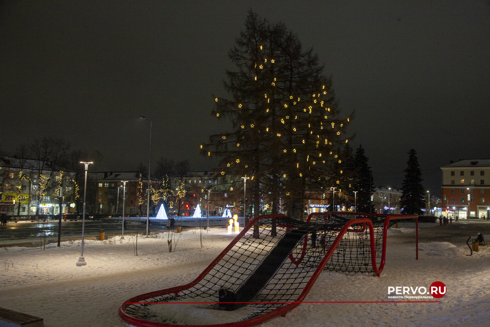 Улицы и общественные территории Первоуральска продолжают украшать к новогодним праздникам