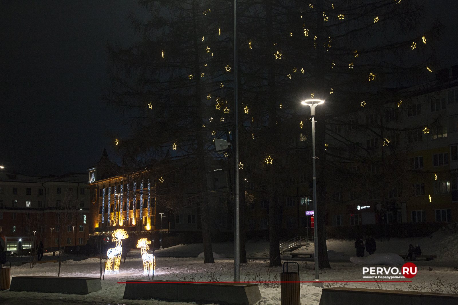 Улицы и общественные территории Первоуральска продолжают украшать к новогодним праздникам