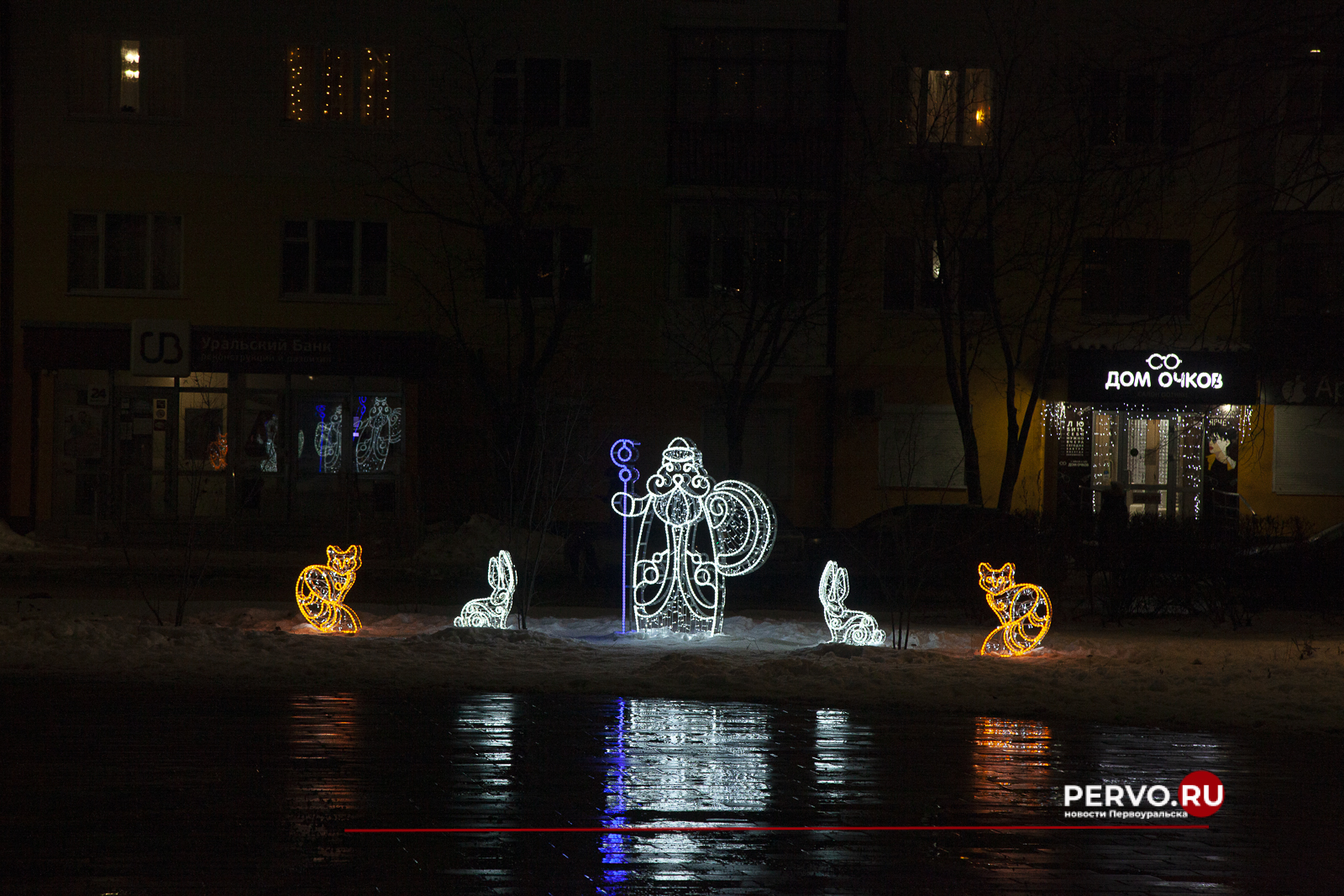 Улицы и общественные территории Первоуральска продолжают украшать к новогодним праздникам