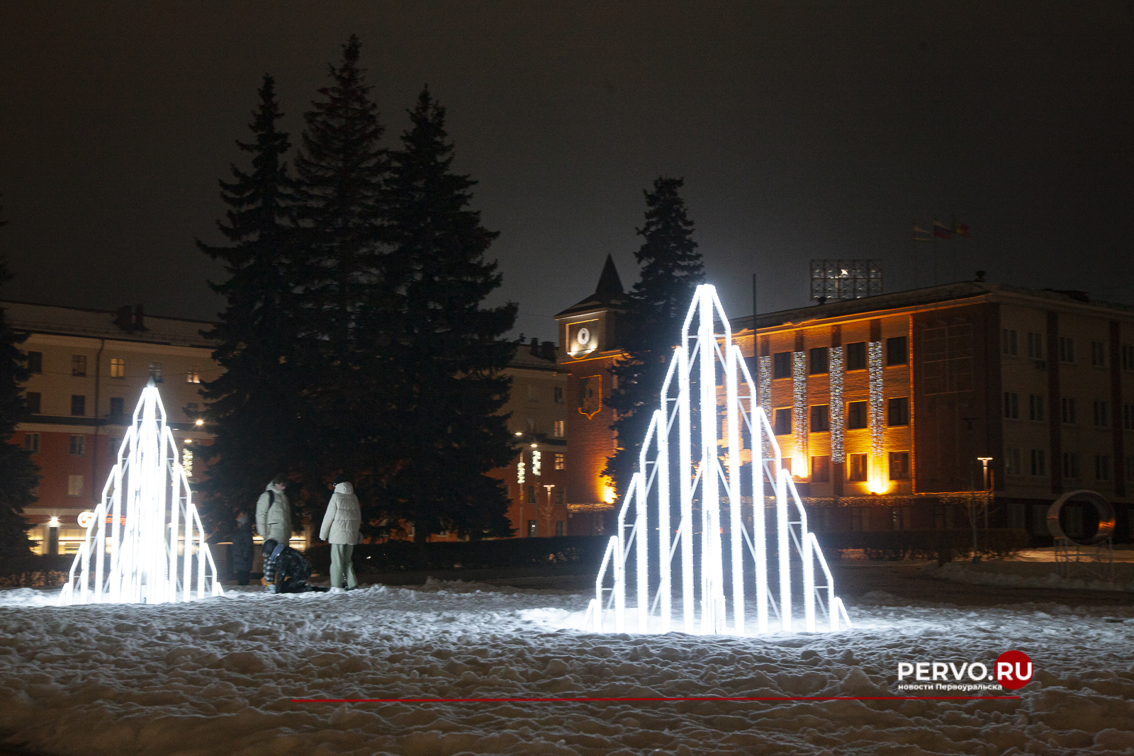 Улицы и общественные территории Первоуральска продолжают украшать к новогодним праздникам