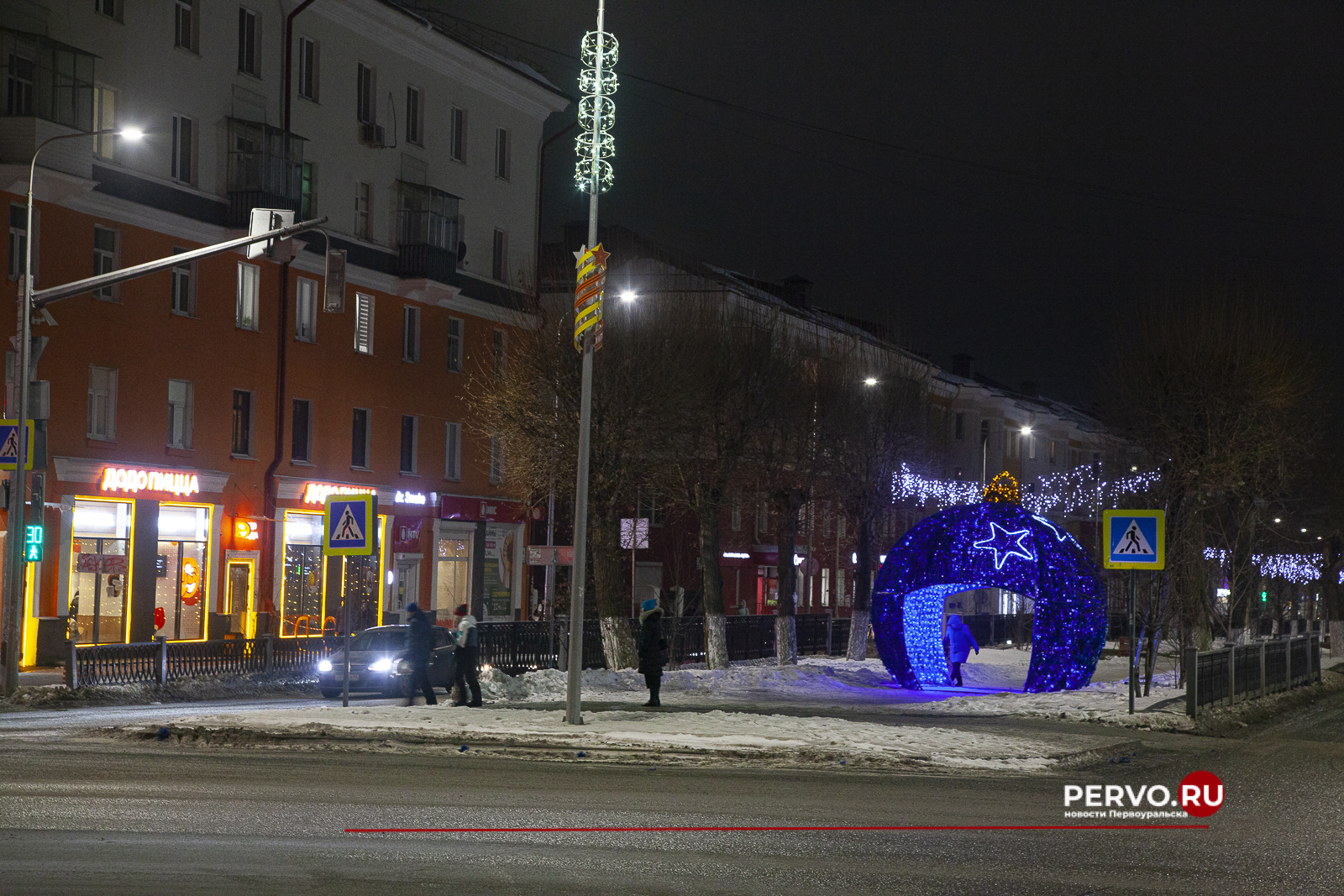 Улицы и общественные территории Первоуральска продолжают украшать к новогодним праздникам