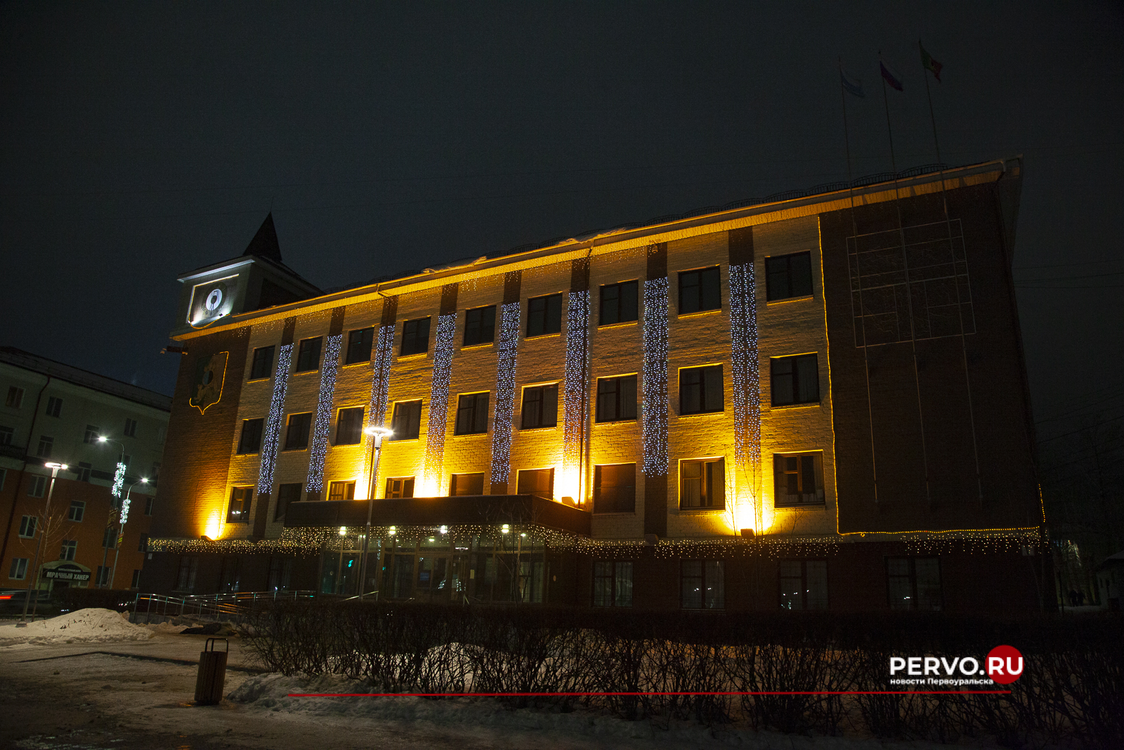 Улицы и общественные территории Первоуральска продолжают украшать к новогодним праздникам